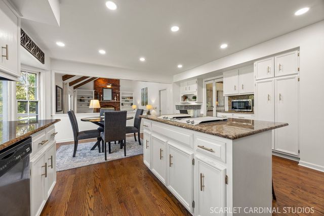 2071 Chatham Drive, Wheaton, IL 60189