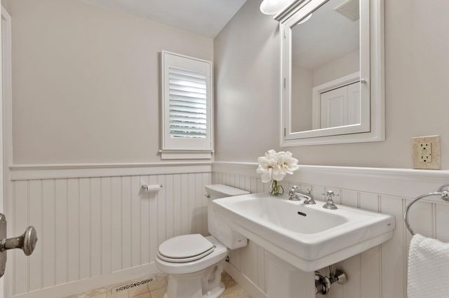 39 Rollingwood Ln, Concord, MA 01742