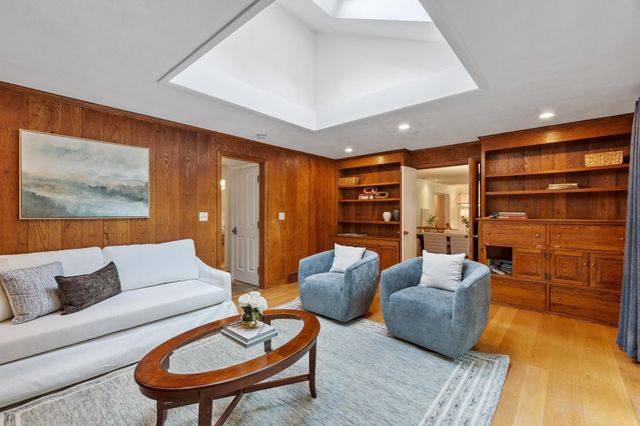 39 Rollingwood Ln, Concord, MA 01742