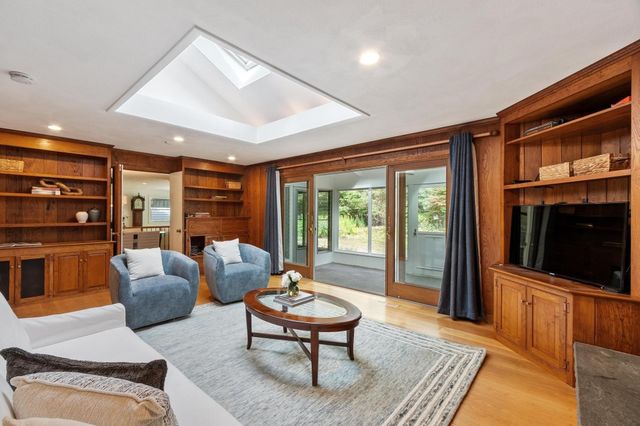 39 Rollingwood Ln, Concord, MA 01742