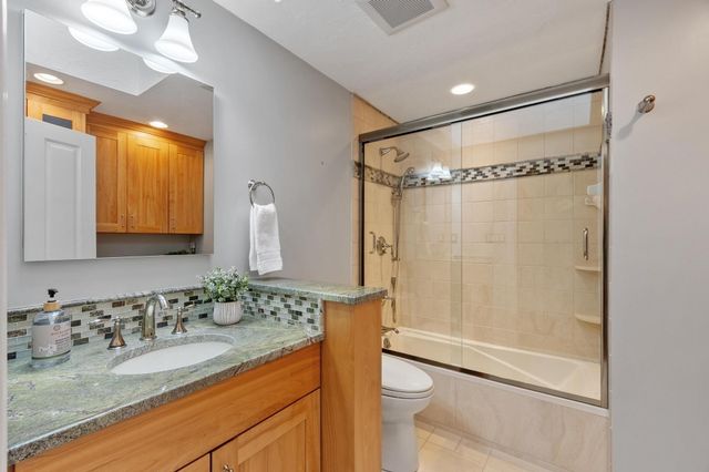 39 Rollingwood Ln, Concord, MA 01742