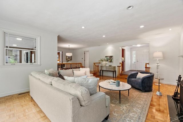 39 Rollingwood Ln, Concord, MA 01742