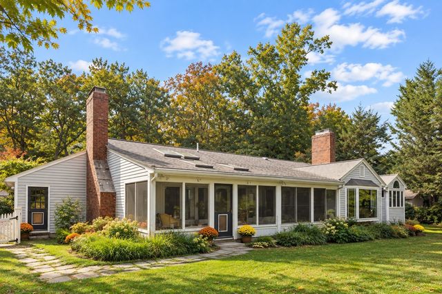 39 Rollingwood Ln, Concord, MA 01742