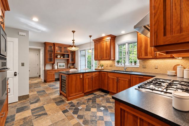 39 Rollingwood Ln, Concord, MA 01742