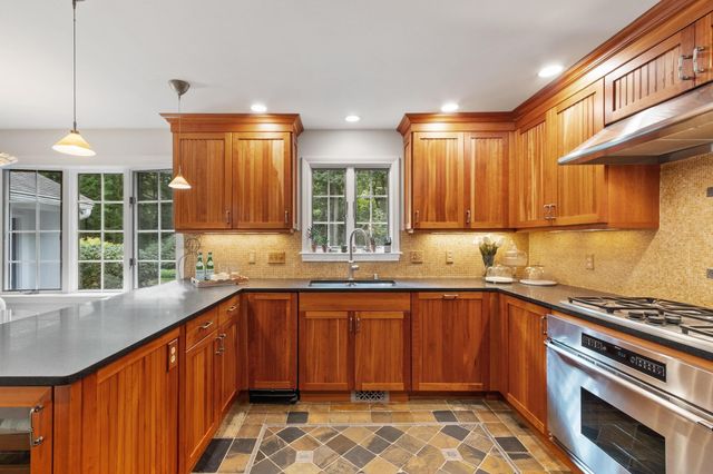 39 Rollingwood Ln, Concord, MA 01742