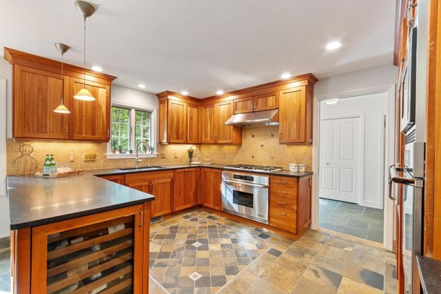 39 Rollingwood Ln, Concord, MA 01742
