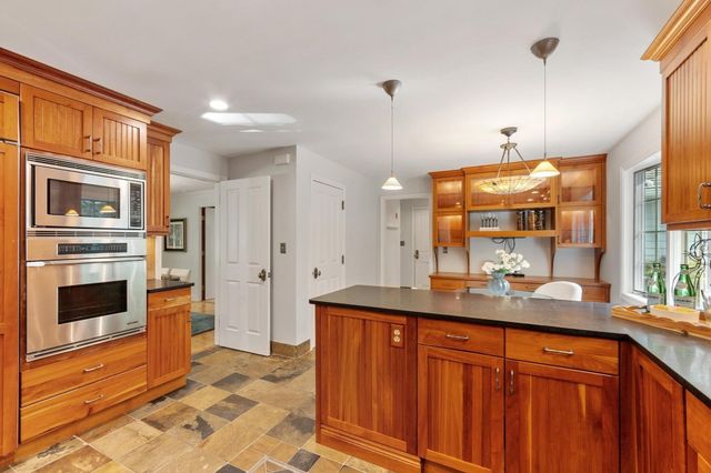 39 Rollingwood Ln, Concord, MA 01742