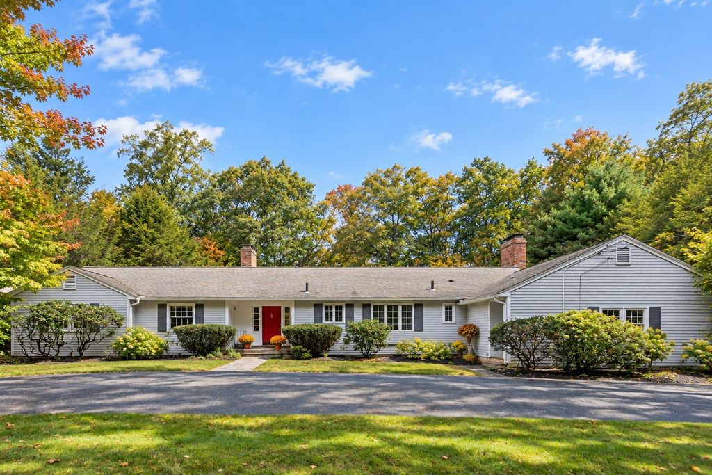 39 Rollingwood Ln, Concord, MA 01742