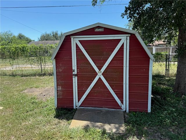 813 E Yoakum Ave, Kingsville, TX 78363