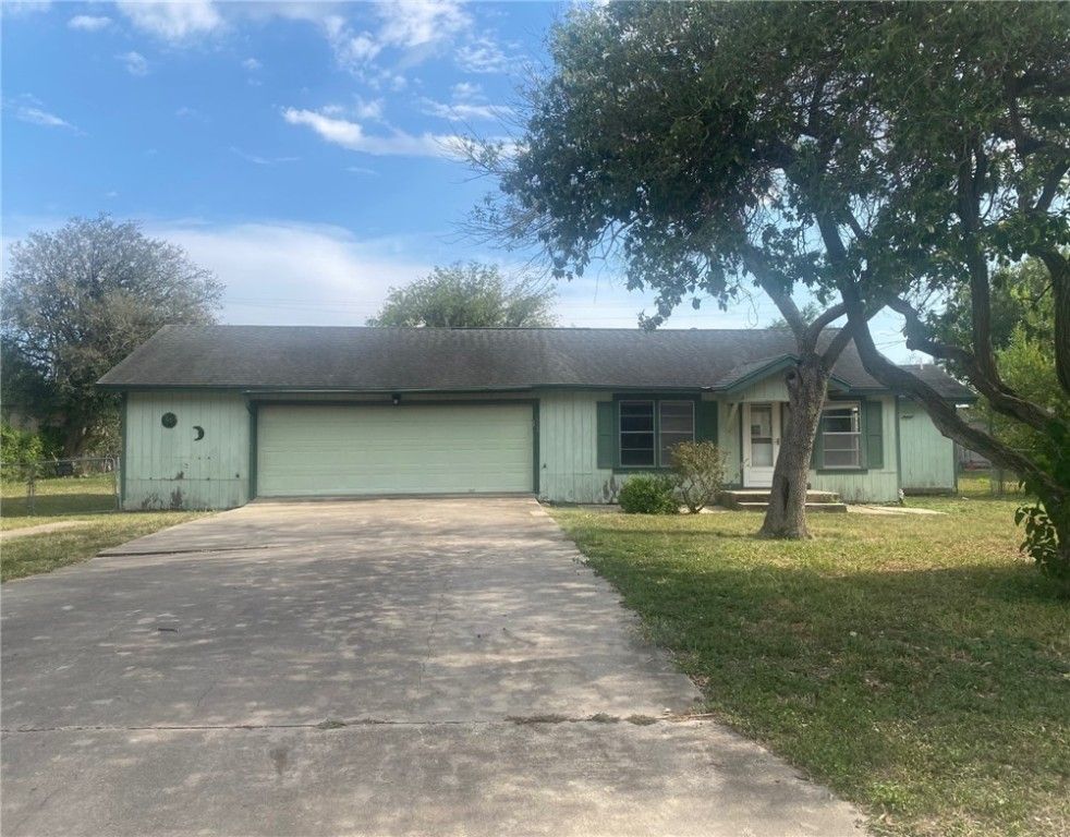 813 E Yoakum Ave, Kingsville, TX 78363