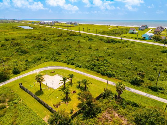 1051 Pompano Drive, Crystal Beach, TX 77617