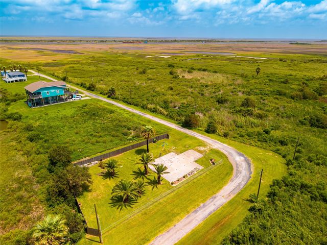 1051 Pompano Drive, Crystal Beach, TX 77617