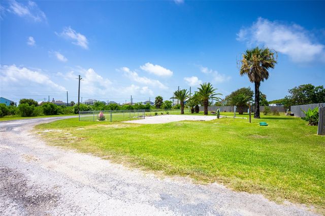 1051 Pompano Drive, Crystal Beach, TX 77617