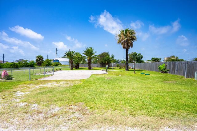 1051 Pompano Drive, Crystal Beach, TX 77617