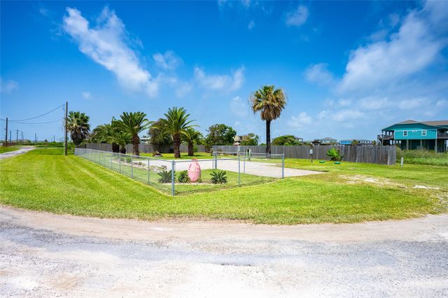 1051 Pompano Drive, Crystal Beach, TX 77617