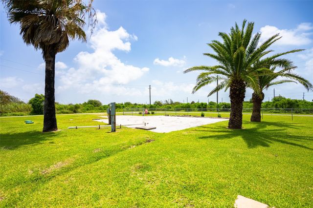 1051 Pompano Drive, Crystal Beach, TX 77617