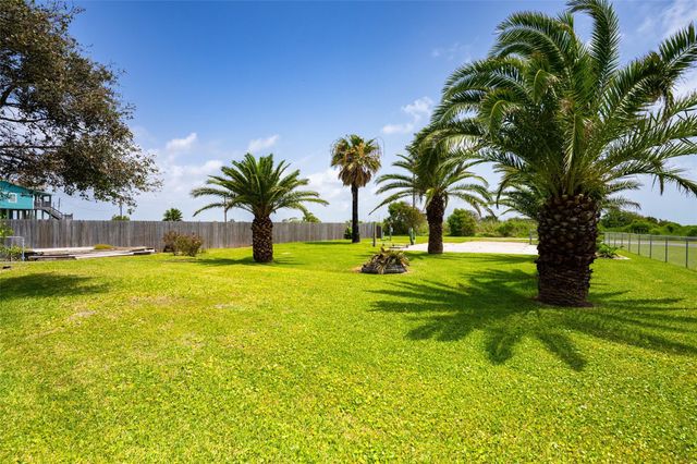 1051 Pompano Drive, Crystal Beach, TX 77617