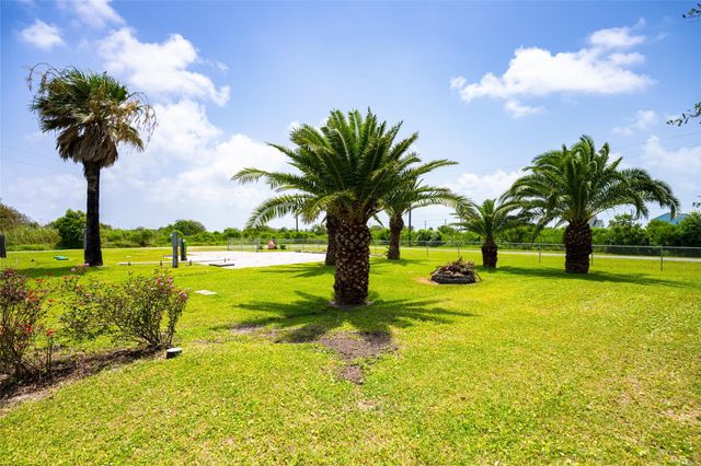 1051 Pompano Drive, Crystal Beach, TX 77617