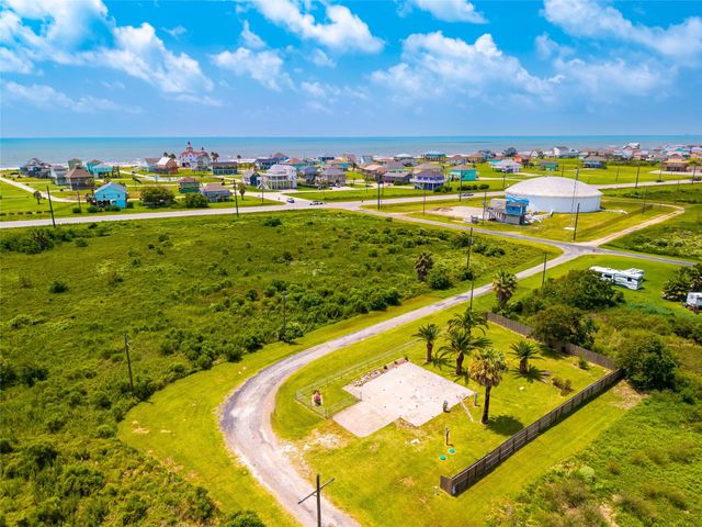 1051 Pompano Drive, Crystal Beach, TX 77617