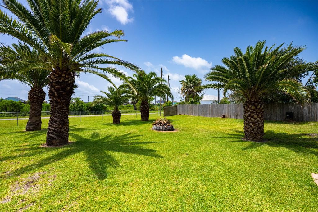 1051 Pompano Drive, Crystal Beach, TX 77617