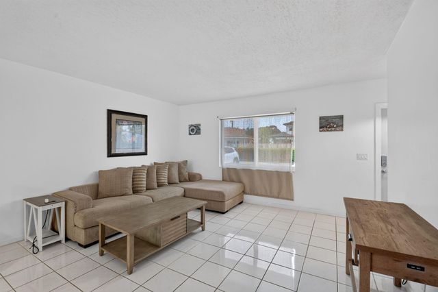 658 NE 6TH Court E E, Boynton Beach, FL 33435