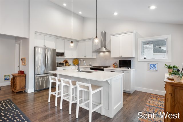 2909 Cascade Springs Drive, Grand Rapids, MI 49546