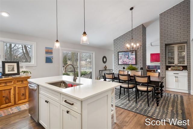 2909 Cascade Springs Drive, Grand Rapids, MI 49546