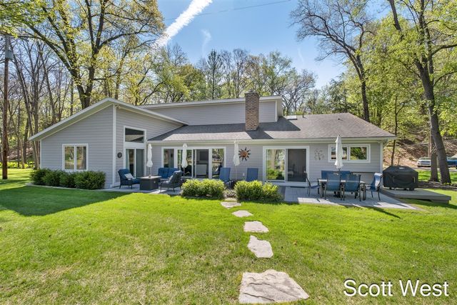 2909 Cascade Springs Drive, Grand Rapids, MI 49546