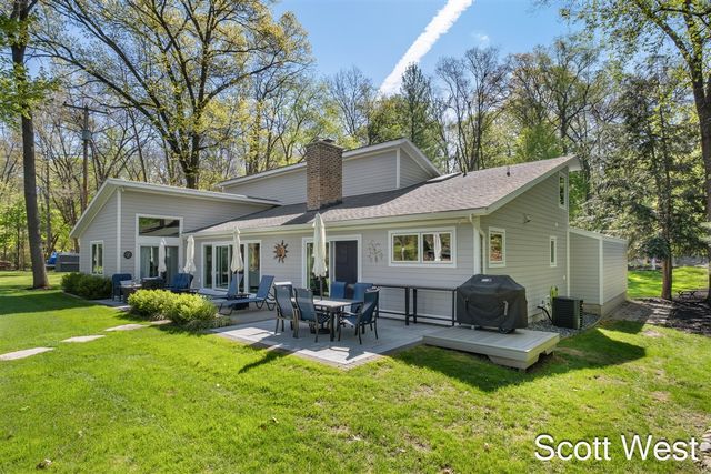 2909 Cascade Springs Drive, Grand Rapids, MI 49546