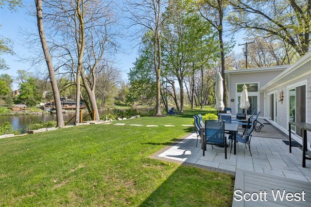 2909 Cascade Springs Drive, Grand Rapids, MI 49546