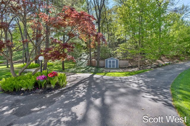 2909 Cascade Springs Drive, Grand Rapids, MI 49546