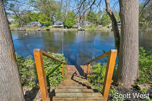 2909 Cascade Springs Drive, Grand Rapids, MI 49546