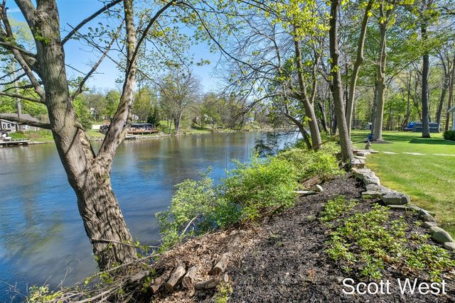2909 Cascade Springs Drive, Grand Rapids, MI 49546