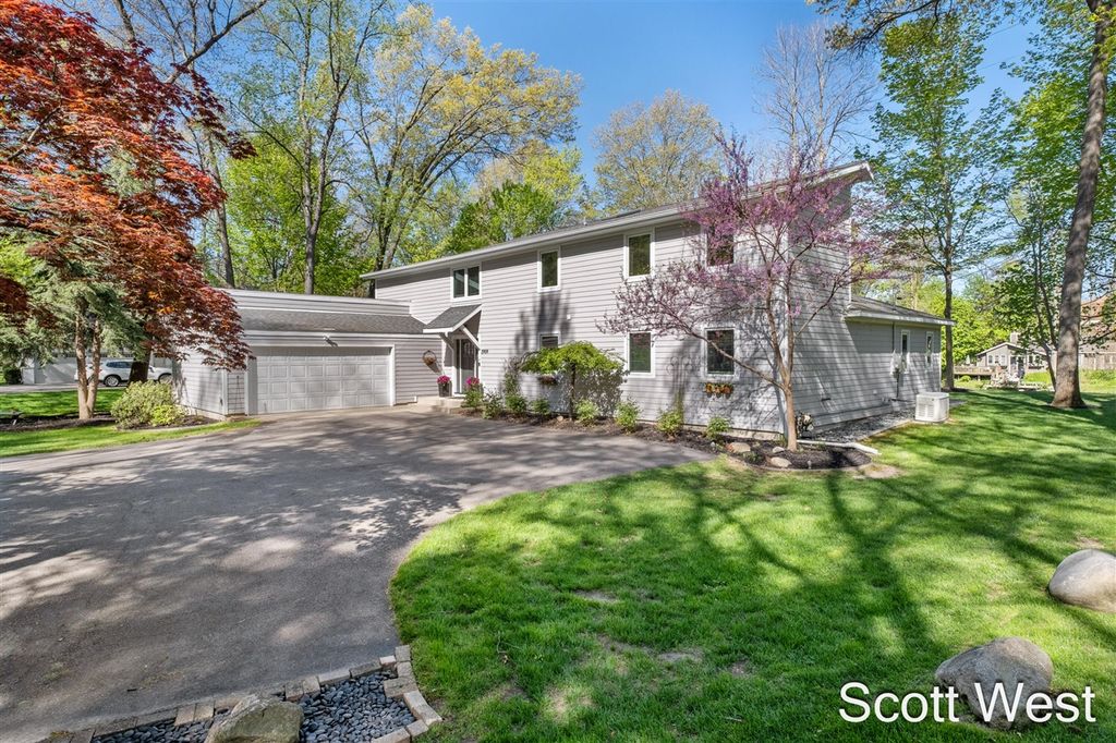 2909 Cascade Springs Drive, Grand Rapids, MI 49546