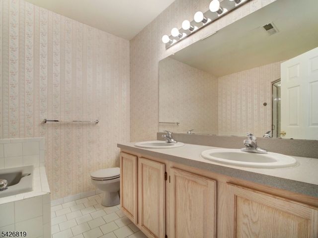 28 Helton Ter, Montville Twp., NJ 07045