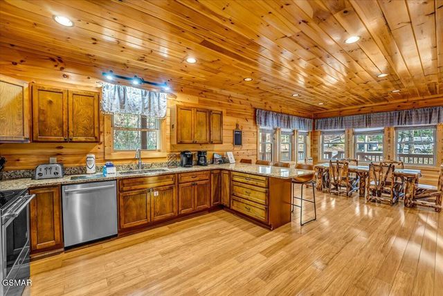 2740 Mountain View Circle, Sevierville, TN 37862