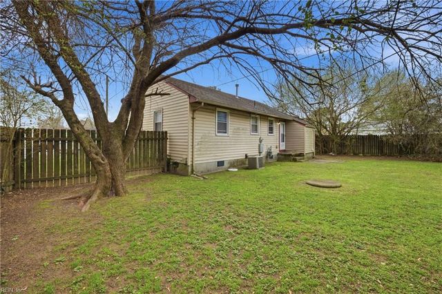 1926 N Lakeland DR, Norfolk, VA 23518