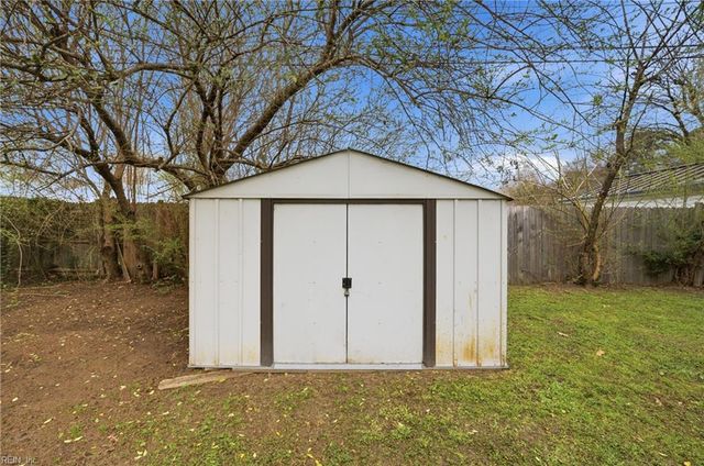 1926 N Lakeland DR, Norfolk, VA 23518