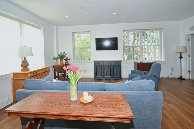 1 Powder Mill Squre 107, Andover, MA 01810