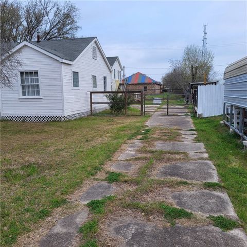 222 W Heard St, Refugio, TX 78377