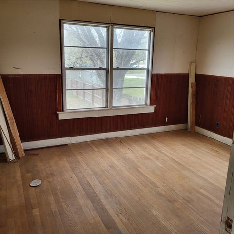 222 W Heard St, Refugio, TX 78377