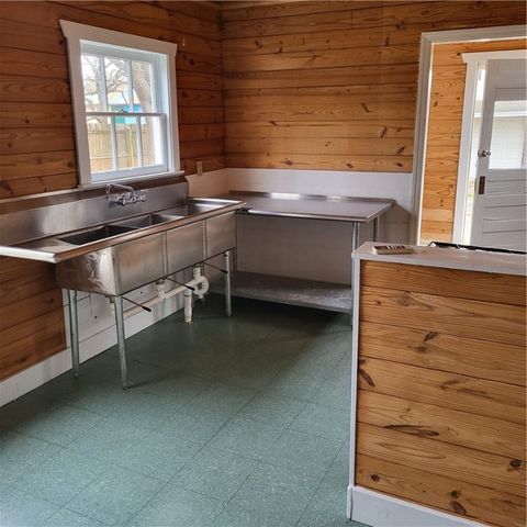 222 W Heard St, Refugio, TX 78377