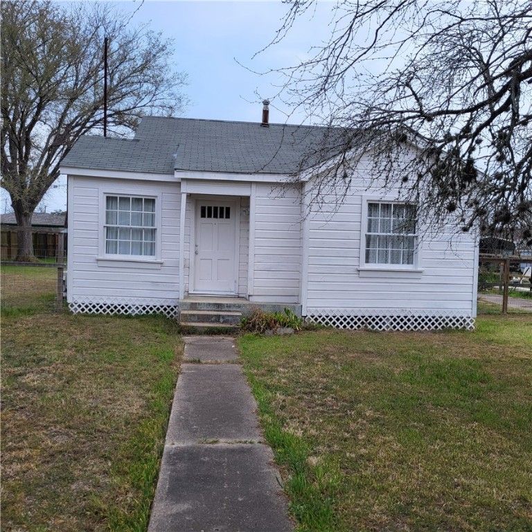 222 W Heard St, Refugio, TX 78377