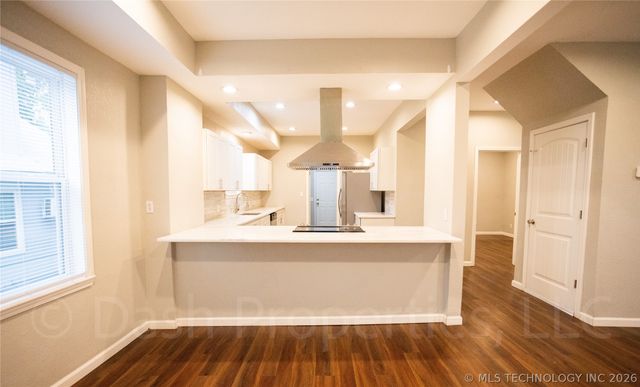 821 S Quaker Avenue, Tulsa, OK 74120