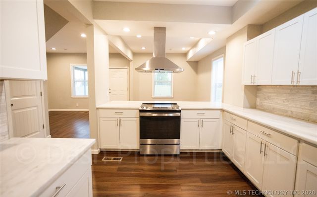 821 S Quaker Avenue, Tulsa, OK 74120