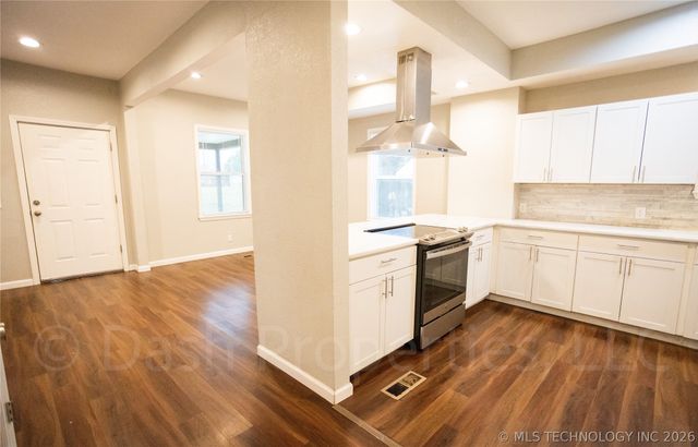 821 S Quaker Avenue, Tulsa, OK 74120