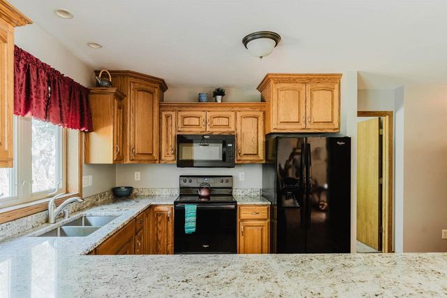 2355 HICKORY COURT, Oshkosh, WI 54901