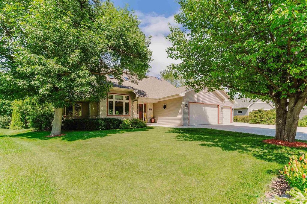 2355 HICKORY COURT, Oshkosh, WI 54901