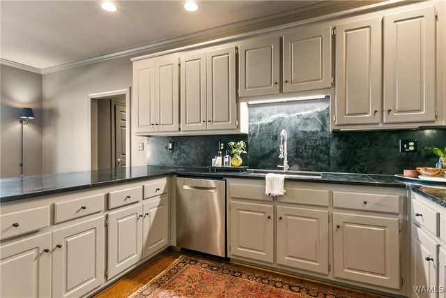 1585 Greystone, Tuscaloosa, AL 35406