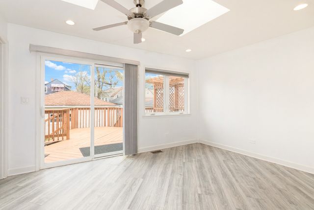 5158 W Carmen Avenue W, Chicago, IL 60630